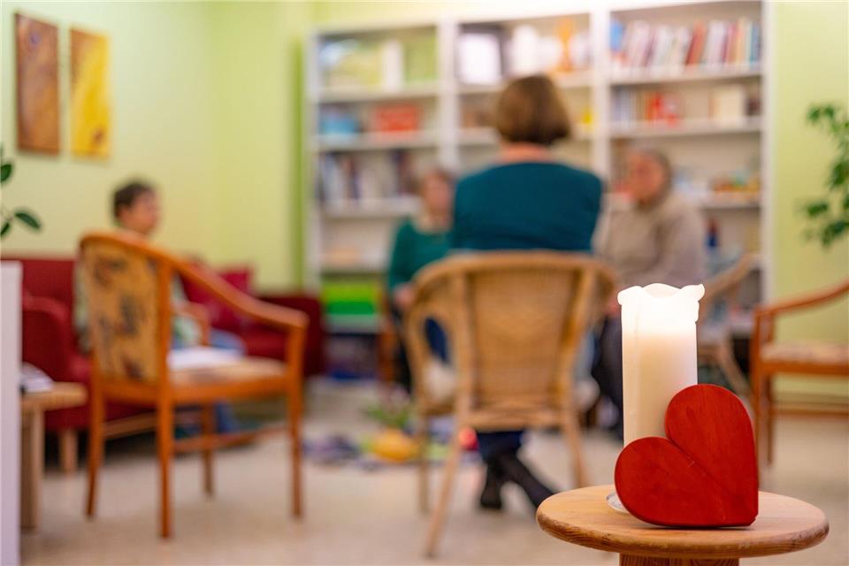 Viele Sozialarbeiterinnen und -arbeiter wirken in Beratungsstellen - doch die klagen über mangelnde finanzielle Unterstützung. (Symbolbild)Michael Reichel/dpa