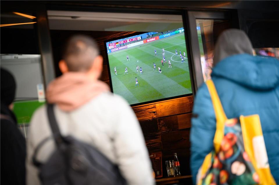 Viele Spiele bei der WM starten erst nach Mitternacht - und damit zu einer ungünstigen Zeit für die Gastronomie. (Archivbild)Jonas Walzberg/dpa