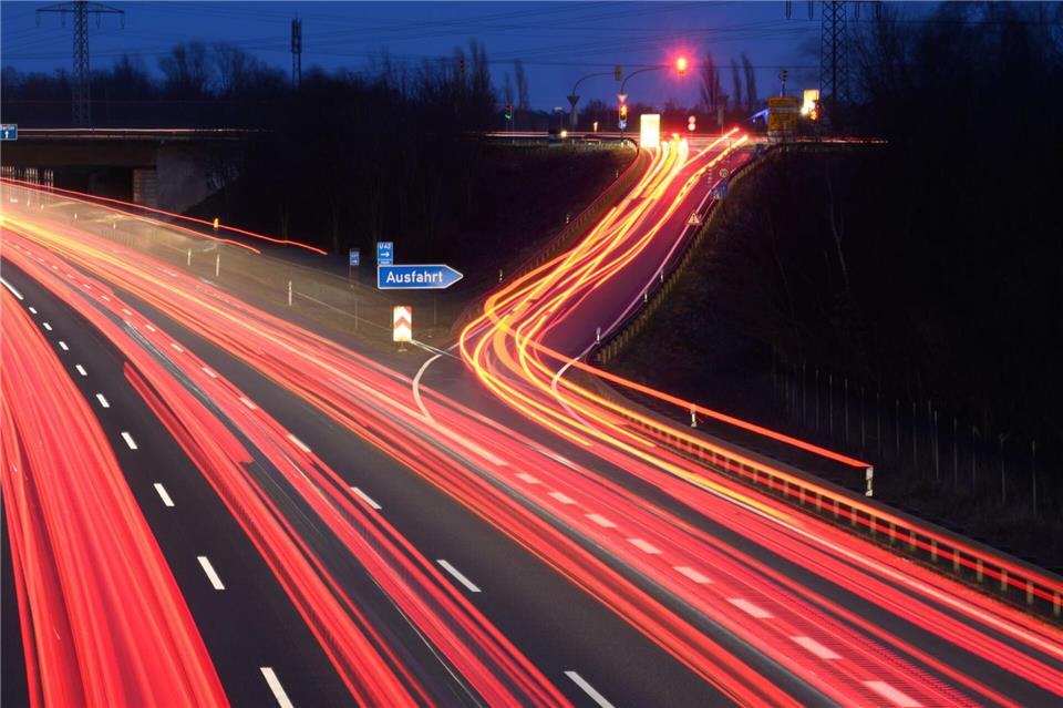 Viele Spuren - viel Verkehr: Wenn dann auch noch die Streifen gewechselt werden, wird’s schnell unübersichtlich und riskant.picture alliance/dpa