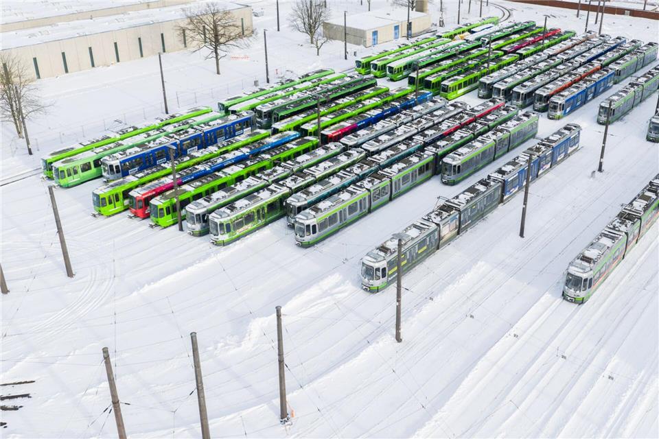 Viele Stadtbahnen der Üstra blieben in den vergangenen Tagen wegen des eisigen Wetters in den Betriebshöfen.Julian Stratenschulte/dpa