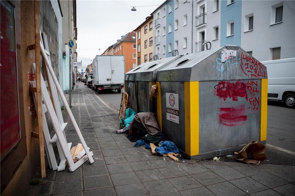 Viele Städte haben damit zu kämpfen, dass manche Menschen Sperrmüll, Altkleider und anderen Unrat einfach neben Glascontainern abstellen. Daniel Vogl/dpa