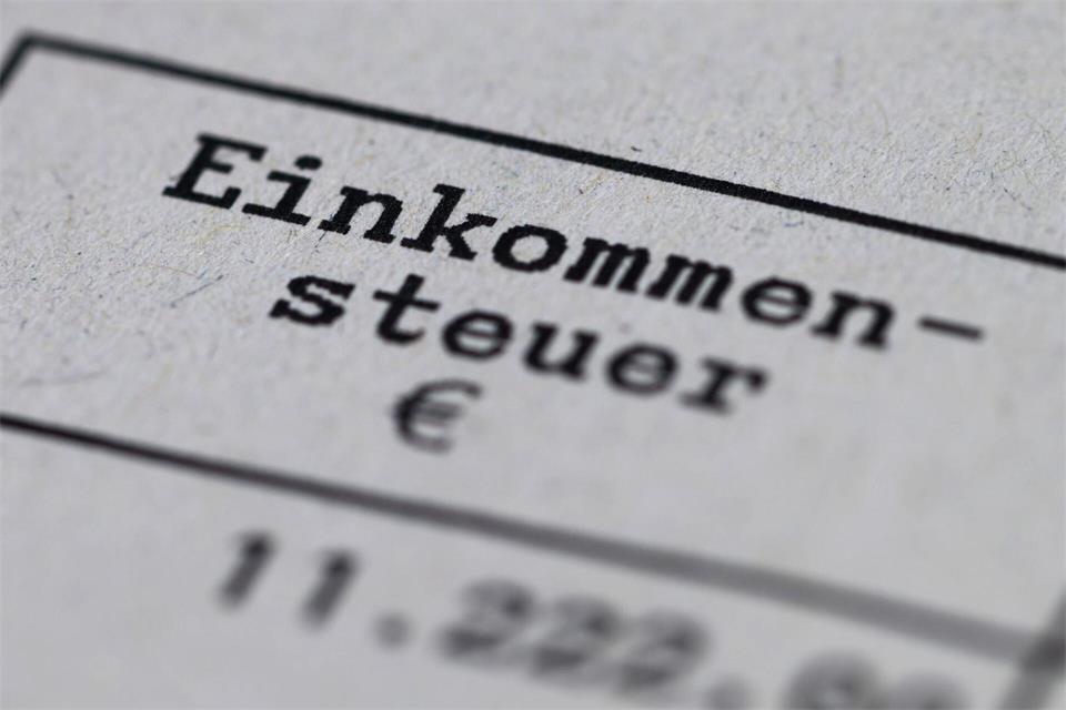 Viele Steuerberater und -beraterinnen arbeiten nur noch digital. (Symbolbild)Robert Michael/dpa
