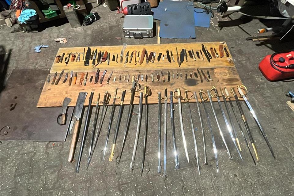 Viele Stichwaffen wurden gefunden.Polizei Wuppertal/dpa