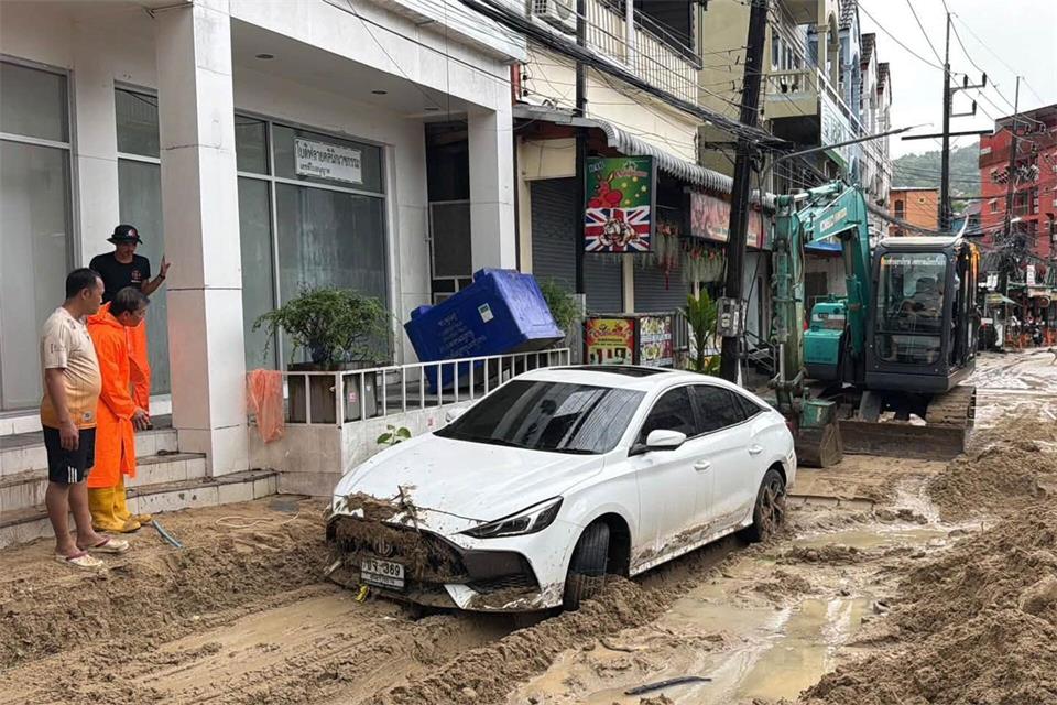 Viele Straßen auf Phuket waren von Schlamm und Geröll bedeckt.Uncredited/Phuket province’s Public Relations Department via AP/dpa