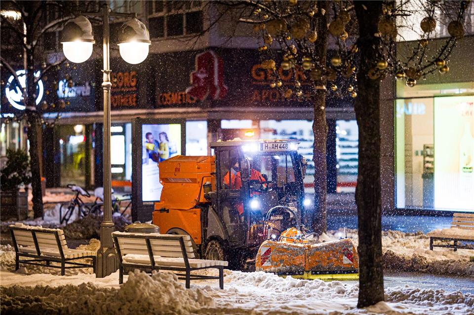 Viele Straßen im Nordwesten sind mittlerweile von Schnee und Eis befreit worden. (Archivfoto)Moritz Frankenberg/dpa