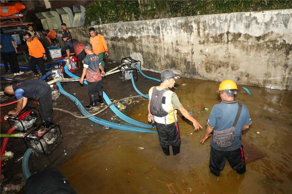 Viele Straßen in der Hauptstadt Denpasar wurden überschwemmt.Uncredited/National Disaster Management Agency/dpa