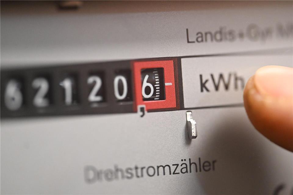 Viele Strom-Grundversorger haben schon die Preise gesenkt, weitere folgen. Der Grund: Gesunkene Netzgebühren und niedrigere Einkaufspreise. (Symbolbild)Bernd Weißbrod/dpa