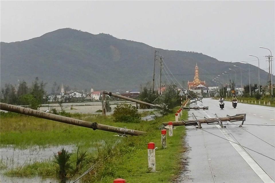 Viele Strommasten knickten in dem Sturm um. Viet Hoang/VNExpress/AP/dpa