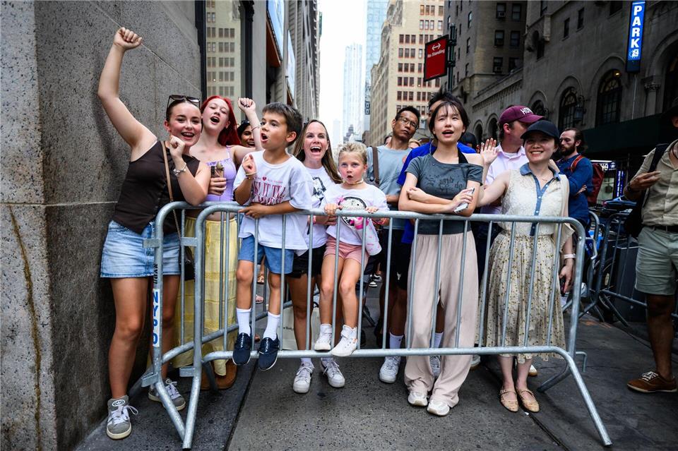 Viele Swifties reisten extra an, um vor der Halle mit anderen Fans mitzufiebern. Tom Weller/dpa