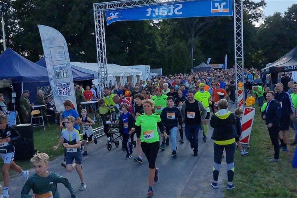 Erneuter Teilnehmerrekord beim 24-Stunden-Lauf in Reken Viele Teilnehmer beim 24-Stunden-Lauf in Reken. Mehr als 2500 Läufer gingen an den Start.
