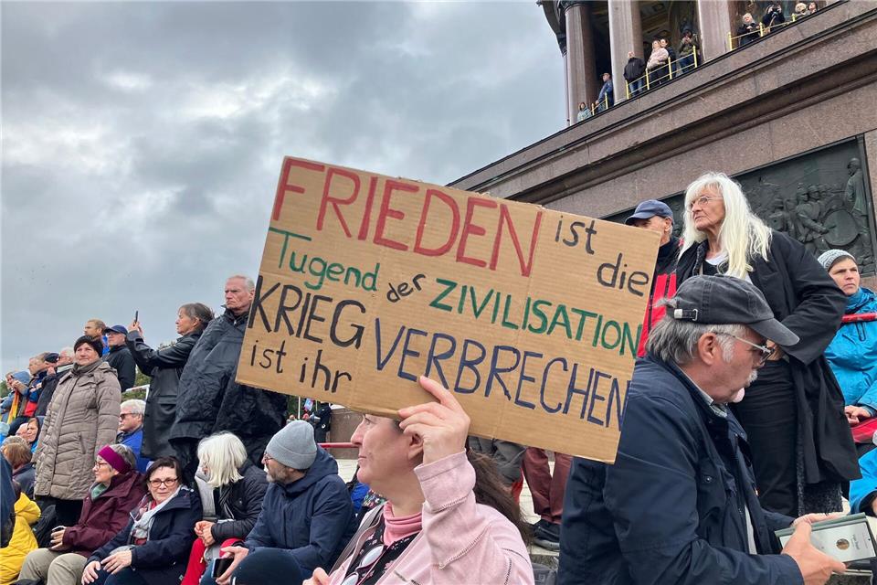 Viele Teilnehmer der Demonstration in Berlin, zu der das Bündnis „Nie wieder Krieg“ aufgerufen hatte, hatten ihre eigenen Plakate mitgebracht.Verena Schmitt-Roschmann/dpa