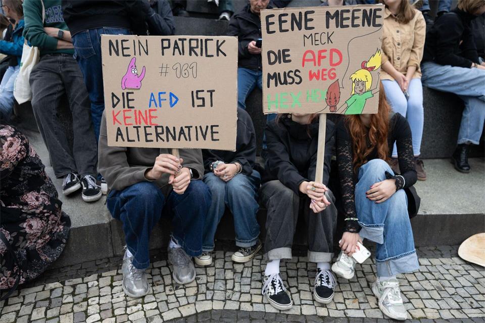 Viele Teilnehmer der Kundgebung „Zeit zum Handeln“ drückten ihre Meinung auf selbstgemachten Plakaten aus. Katharina Kausche/dpa
