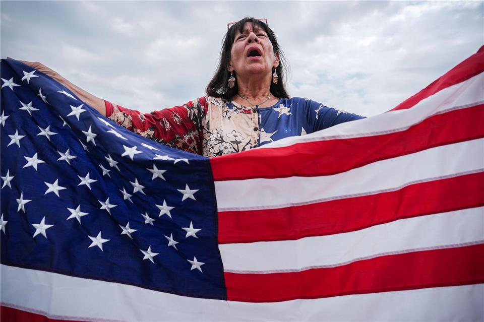 Viele Teilnehmer haben US-Flaggen bei sich. Julia Demaree Nikhinson/AP/dpa