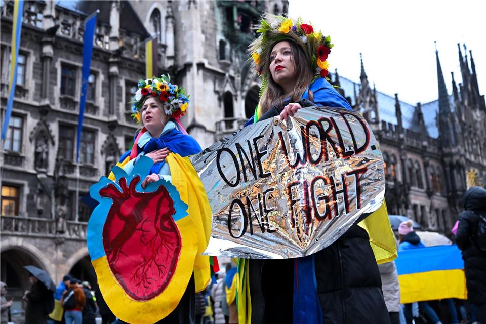 Viele Teilnehmer hatten ukrainische Flaggen um ihre Schultern gelegt oder zeigten mit Plakaten ihre Solidarität.Sven Hoppe/dpa