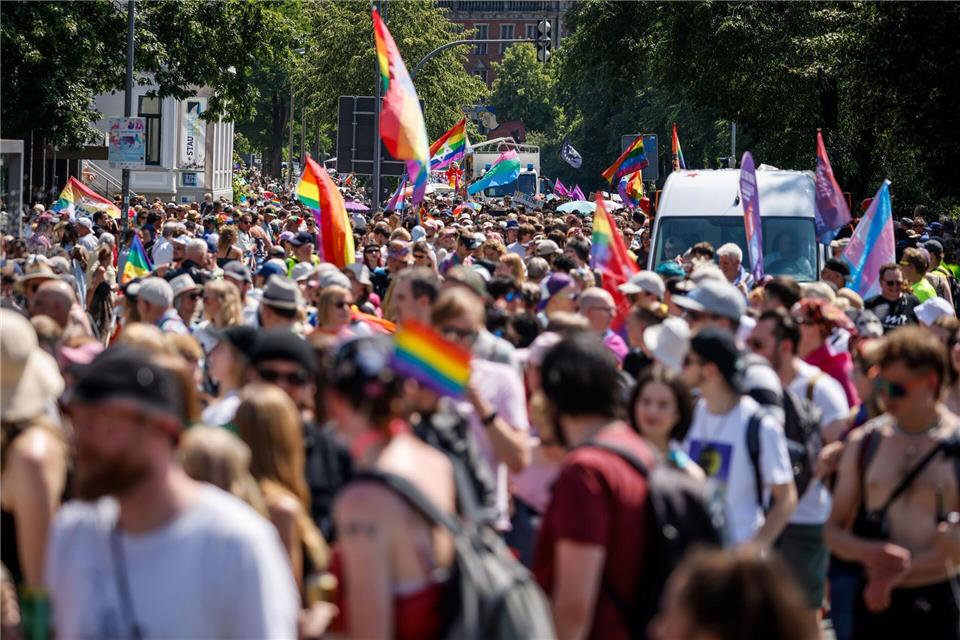 Viele Teilnehmer liefen im vergangenen Jahr beim Umzug zum Christopher Street Day in Oldenburg. Queere Menschen werden immer wieder verbal oder sogar körperlich angegriffen. (Archivbild) Focke Strangmann/dpa