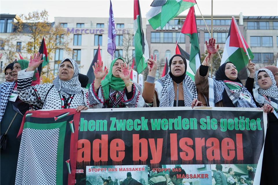 Festnahmen und Anzeigen bei propalästinensischer Demo Viele Teilnehmer trugen Palästinensertücher.Manuel Genolet/dpa