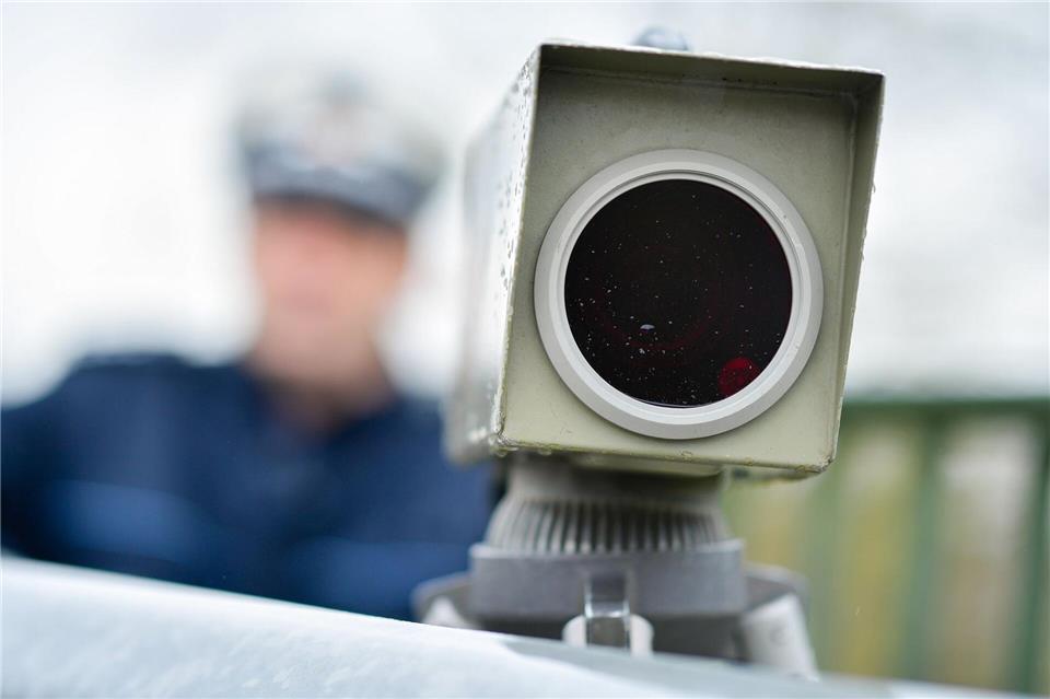 Viele Temposünder hat die Polizei bei einer sechsstündigen Kontrolle auf der Ueckertalbrücke in Vorpommern festgestellt. (Symbolbild)Uwe Anspach/dpa