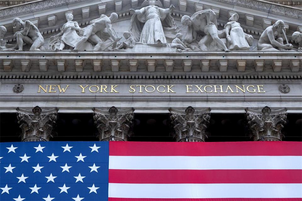 Viele US-Amerikaner lassen ihr Vermögen an der Börse für sich arbeiten. (Archivbild)Sven Hoppe/dpa