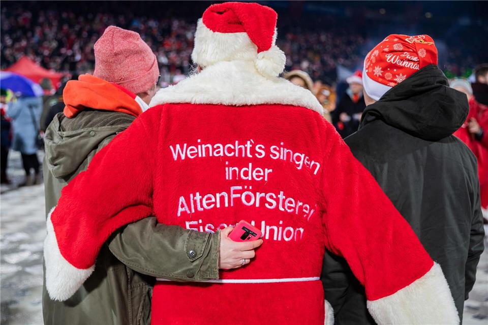 Viele Union-Fans kommen im weihnachtlichen Outfit zum Singen. (Archivbild)Christoph Soeder/dpa
