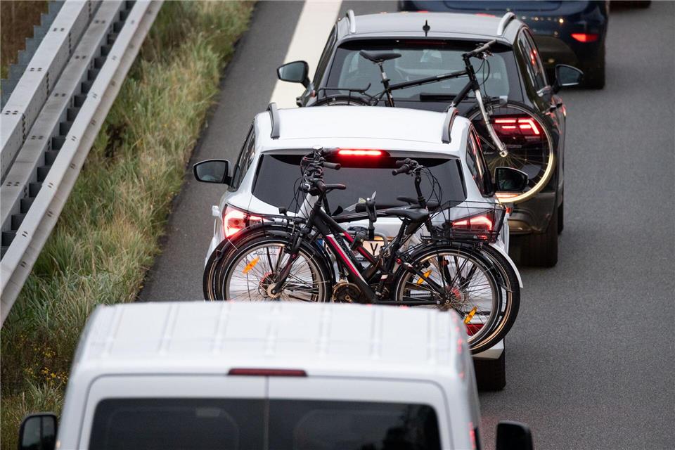 Viele Urlauber sind vollgepackt auf den Straßen unterwegs. (Symbolbild)Jonas Walzberg/dpa