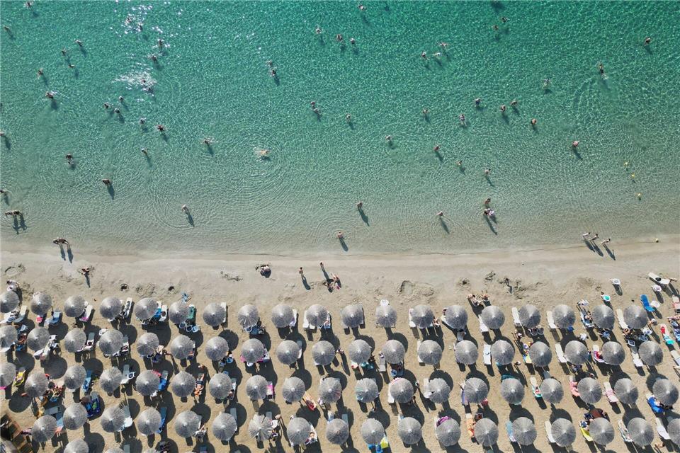 Viele Urlauber zieht es weiterhin nach Griechenland – Hoteliers blicken jedoch mit Unsicherheit auf den Sommer. (Archivbild)Thanassis Stavrakis/AP/dpa