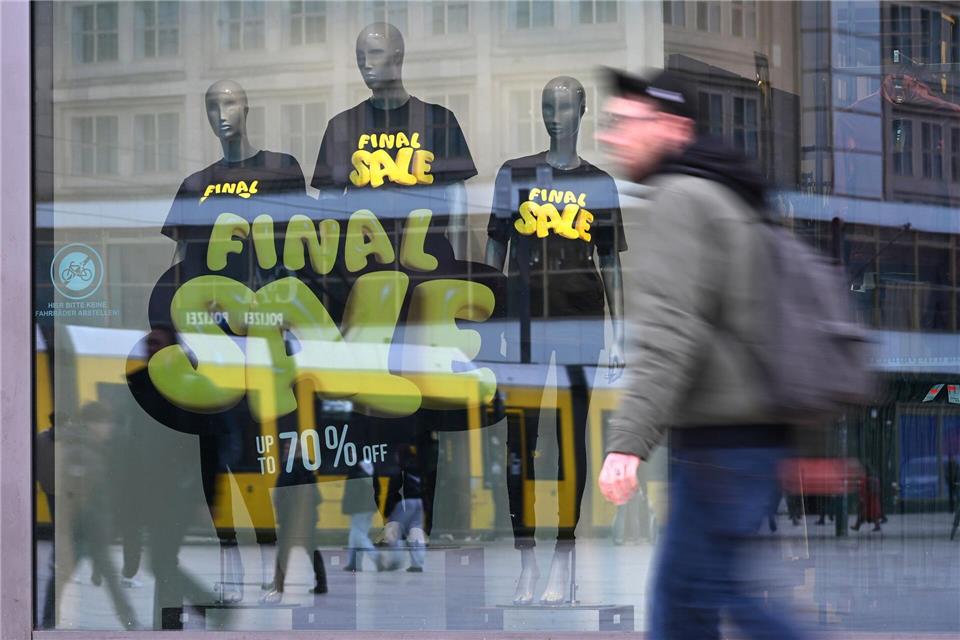 Viele Verbraucher halten sich in unsicheren Zeiten mit Anschaffungen zurück. Im ersten Quartal war der private Konsum aber noch Wachstumstreiber. (Symbolbild)Elisa Schu/dpa