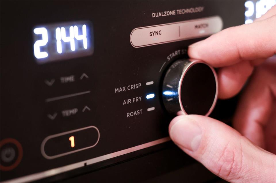 Viele Verbraucher loben die einfache Bedienung und die vielseitigen Einsatzmöglichkeiten des Airfryers.Christian Charisius/dpa