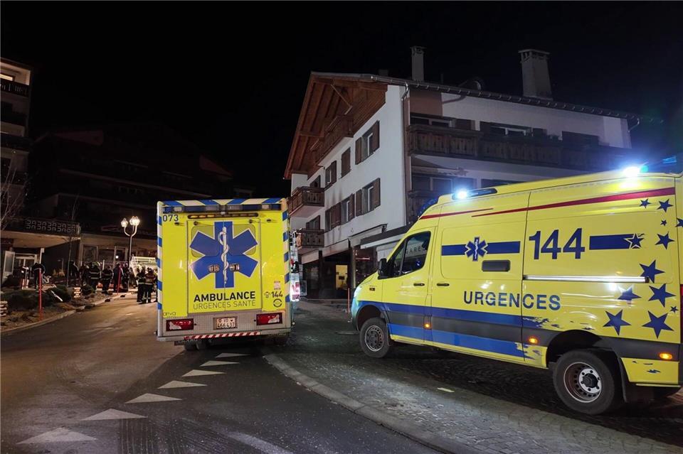 Viele Verletzte wurden in der Silvesternacht in Crans-Montana mit Rettungswagen in Kliniken gebracht. Kantonspolizei Wallis/dpa