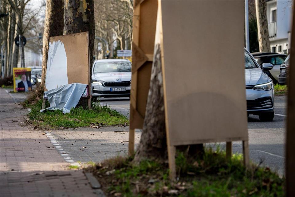 Viele Wahlplakate werden herungergerissen oder beschmiert. Andreas Arnold/dpa