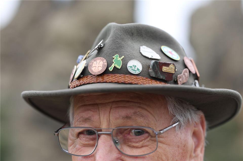 Viele Wanderabzeichen trägt Helmut Engelmann an seinem Hut. Matthias Bein/dpa