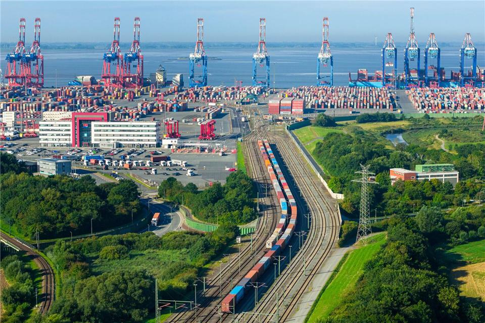 Wie nachhaltig sind Häfen, Logistik und Schifffahrt? Viele Waren, die per Schiff ankommen, werden mit Zügen weitertransportiert. (Archivbild)Sina Schuldt/dpa