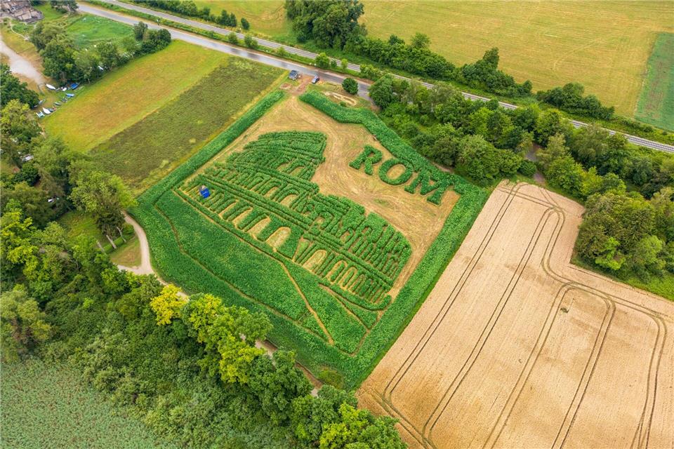 Viele Wege führen durch Rom: In Utting am Ammersee gibts die Ewige Stadt als Irrgarten. Peter Kneffel/dpa