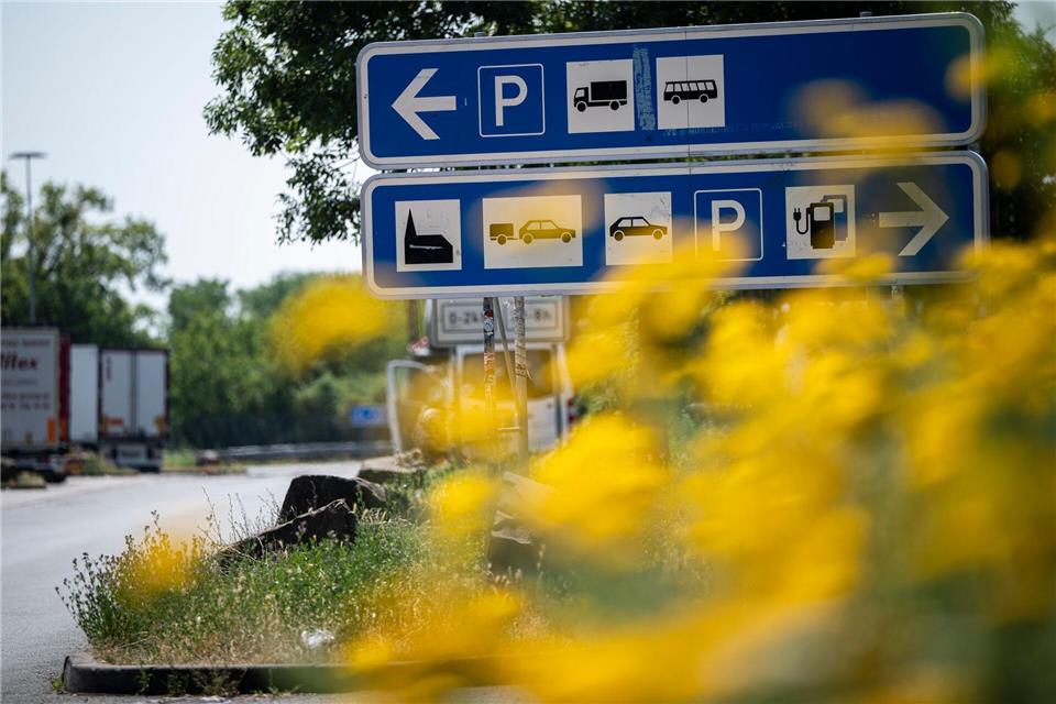 Viele Wege führen zum Ruhen: Hier werden die verschiedenen Fahrzeuge und Ziele durch Hinweistafeln sortiert.picture alliance/dpa