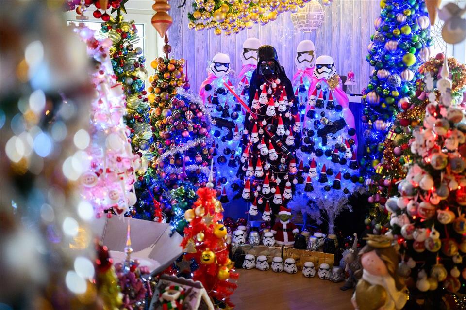 Viele Weihnachtsbäume wurden zu verschiedenen Mottos wie zum Beispiel „Star Wars“ geschmückt.Julian Stratenschulte/dpa