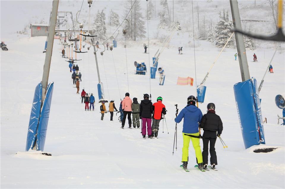 Viele Wintersportler nutzten das Angebot und sorgten für gefüllte Pisten.Matthias Bein/dpa