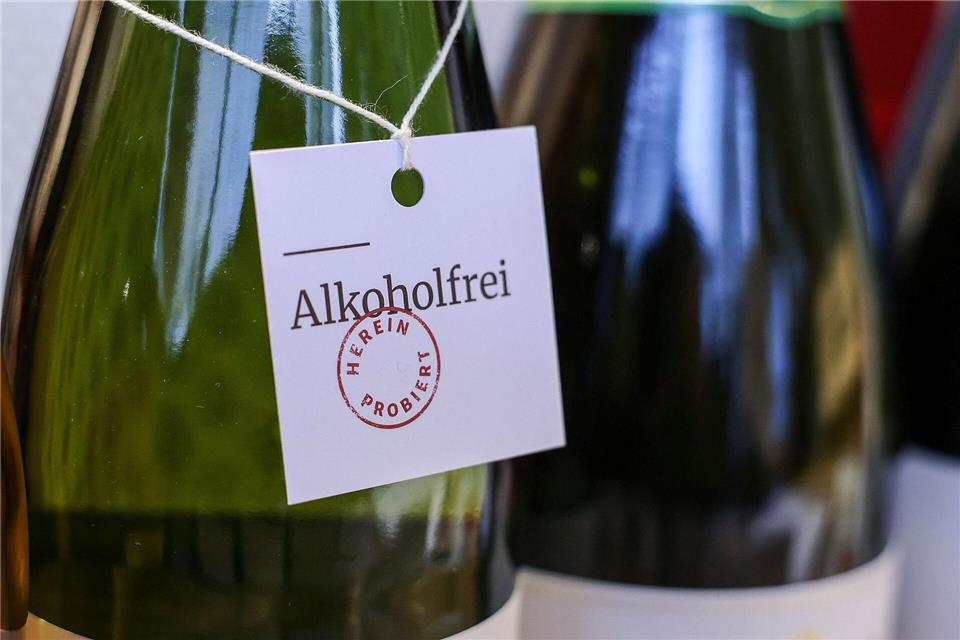 Viele Winzer setzten auch mit Blick auf junge Menschen auf alkoholfreie Weine. (Symbolbild)picture alliance/dpa