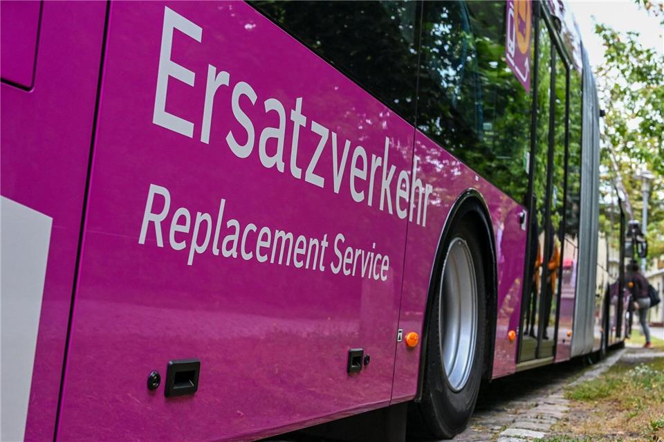 Viele Wochen müssen noch Busse ran - die Bahnstrecke Berlin-Hamburg soll am 14. Juni wieder vollständig in Betrieb gehen. (Archivbild) Jens Kalaene/dpa