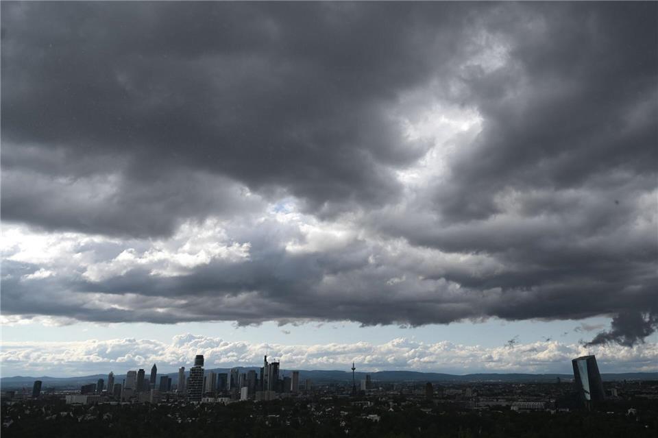 Viele Wolken, Schauer und am Samstag auch Sonne bestimmen das Wetter zum Wochenende in Hessen. (Archivfoto)Arne Dedert/dpa