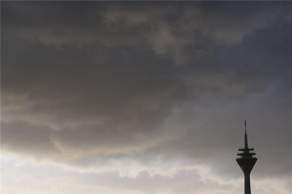 Viele Wolken bedecken in Nordrhein-Westfalen den Himmel. (Symbolbild)Marc Herwig/dpa