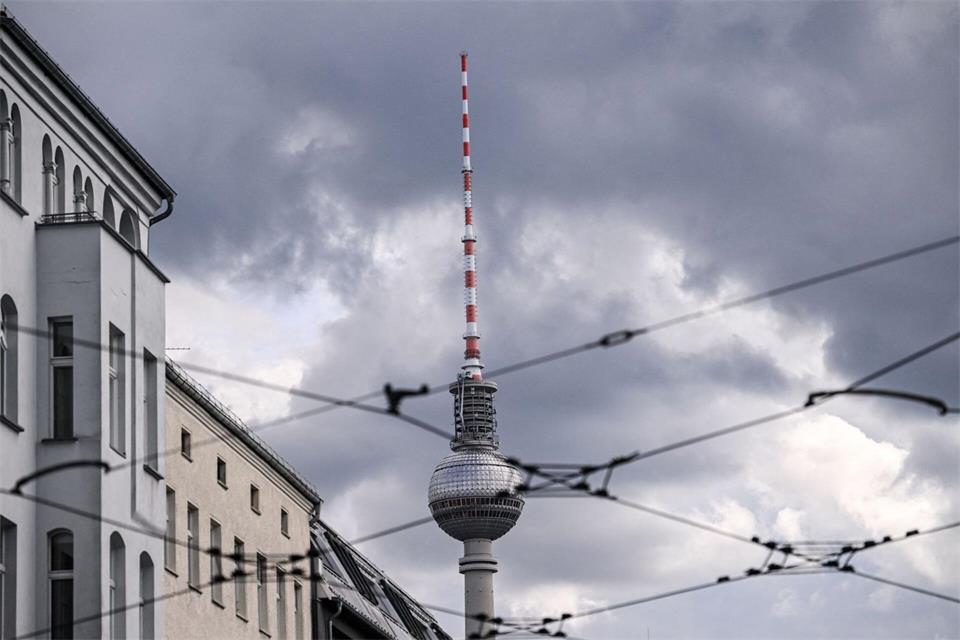 Viele Wolken und wenig Sonne am Wochenende. (Symbolbild)Britta Pedersen/dpa