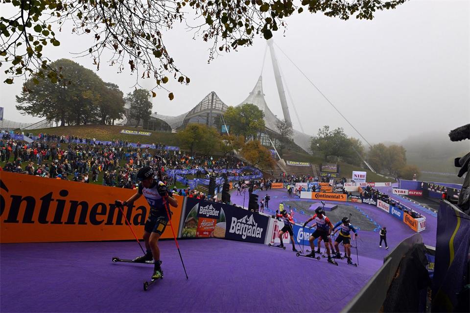 Viele Zuschauer verfolgen den Wettkampf im Olympiapark.Jens Niering/dpa