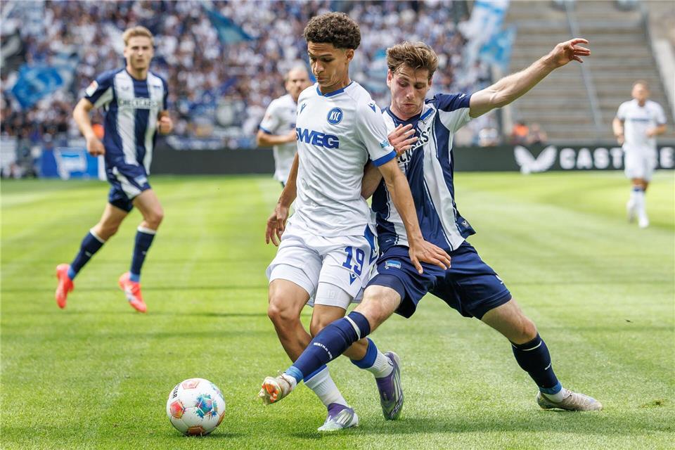 Viele Zweikämpfe im Mittelfeld bei Hertha gegen Karlsruhe. Andreas Gora/dpa