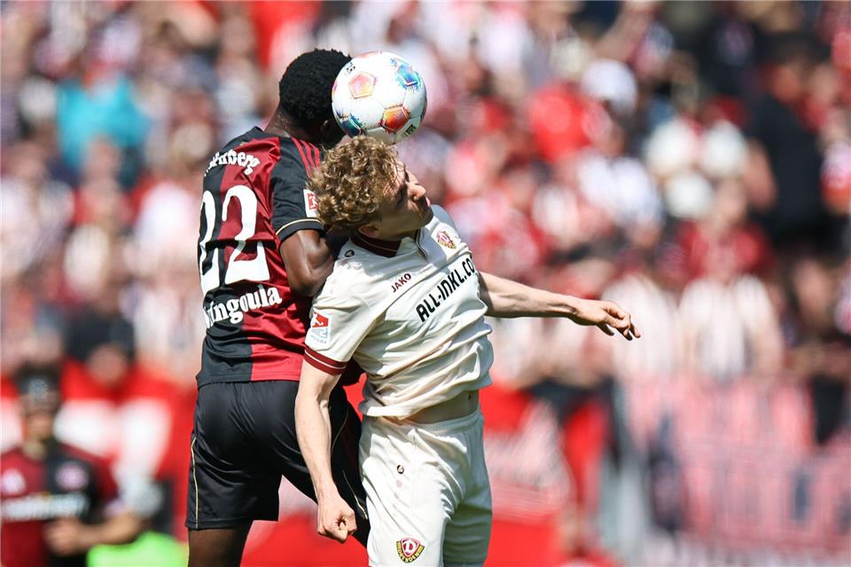 Viele Zweikämpfe prägten das Spiel, hier zwischen Nürnnbergs Rabby Nzingoula (l) und Luca Herrmann.Daniel Karmann/dpa