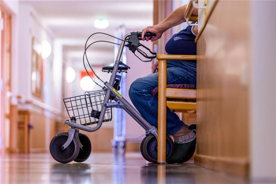 Viele ältere Menschen in Deutschland sind auf professionelle Pflege angewiesen. (Archivbild)Jens Büttner/dpa