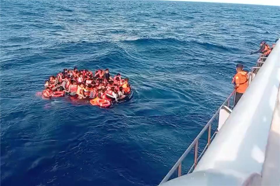 Viele an Bord versuchten sich in Rettungsbooten in Sicherheit zu bringen.BASARNAS/BASARNAS/AP/dpa
