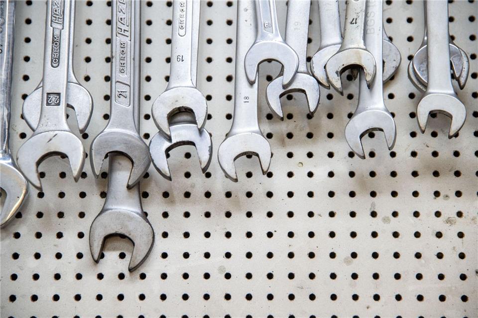 Viele bayerische Unternehmen wollen nach einer neuen Firmenumfrage Produktion ins Ausland verlagern. (Symbolbild)   Pia Bayer/dpa