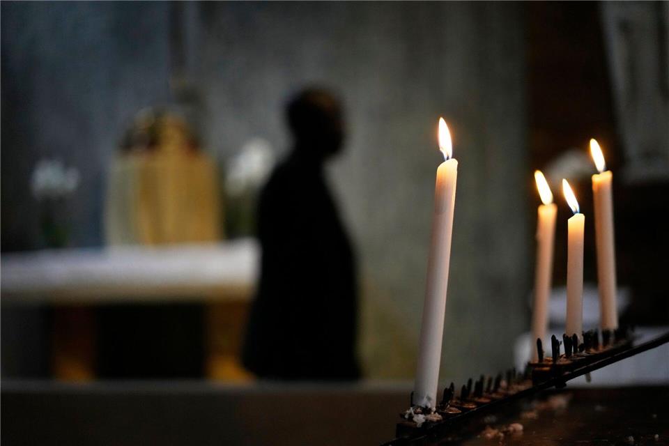 Viele berühmte Menschen haben sich 2025 von der Welt verabschiedet. (Symbolbild)Themba Hadebe/AP/dpa