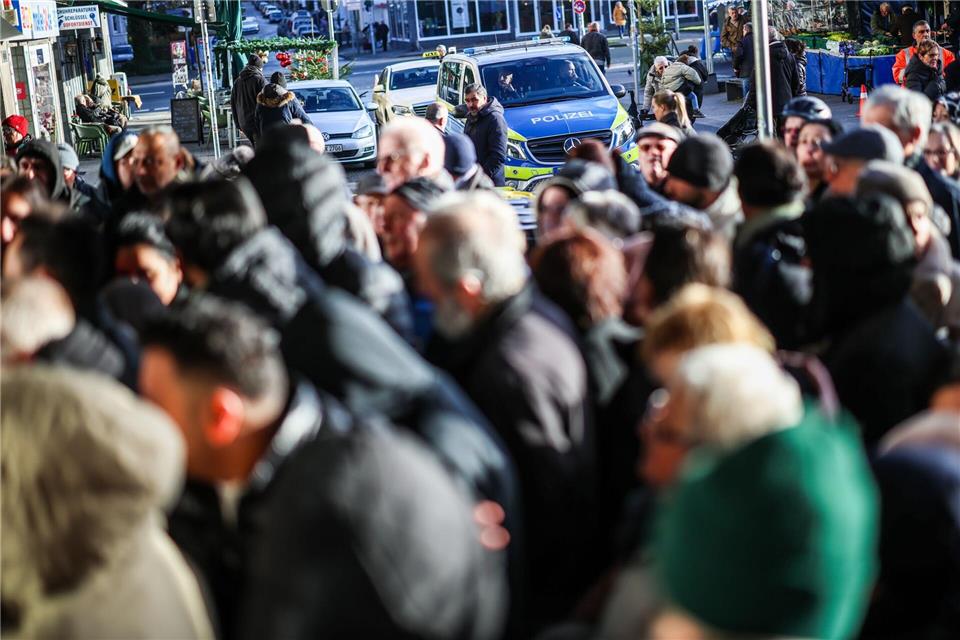 Viele besorgte Kunden warten vor der Sparkassenfiliale in Gelsenkirchen, in deren Tresorraum eingebrochen wurde.Christoph Reichwein/dpa