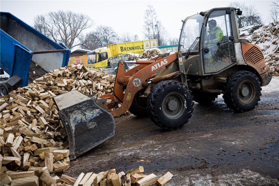 Viele bestellen Brennholz nach.Moritz Frankenberg/dpa