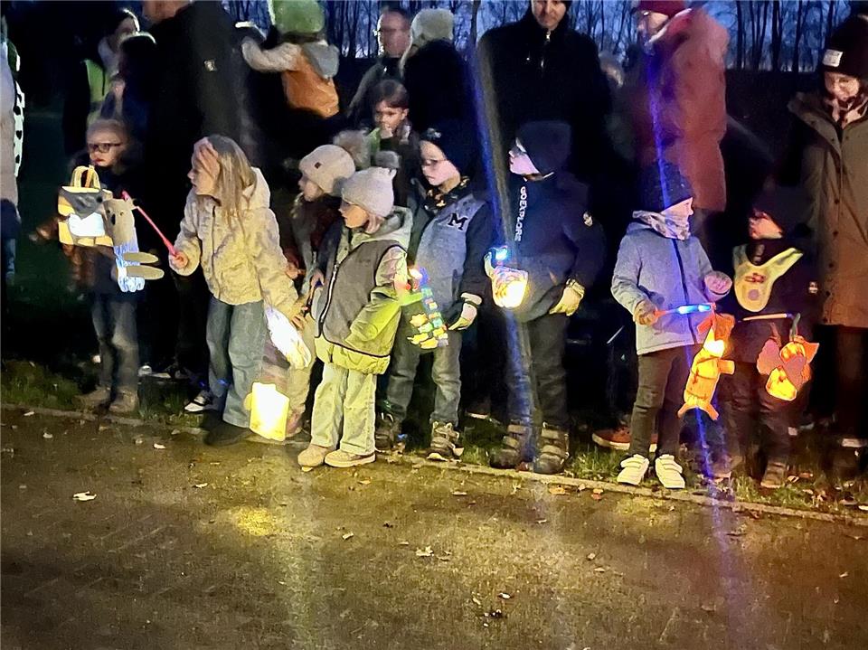 Viele bunte Laternen erleuchteten den Weg beim Nikolausumzug in Weseke.